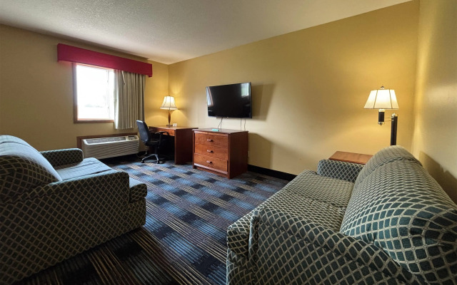 Super 8 by Wyndham Staunton