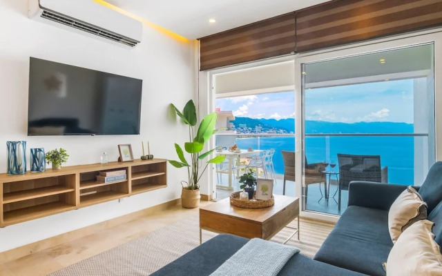 Stylish Beachfront 2BR - Balcony & Pools