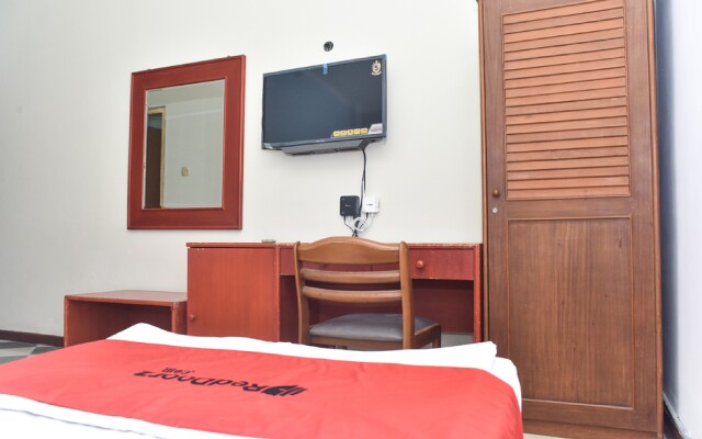 RedDoorz near Kampung Warna Warni