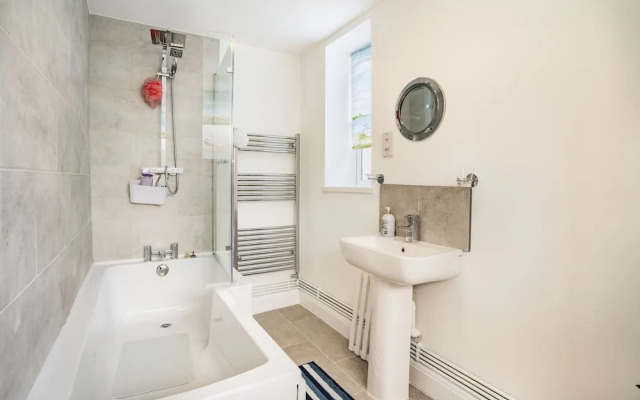 76A Mackworth Road