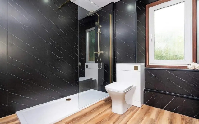 2 Bedroom House - Free Parking