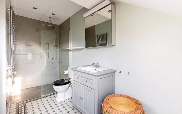 Stylish & Spacious 3-bed Home in Vibrant Bow