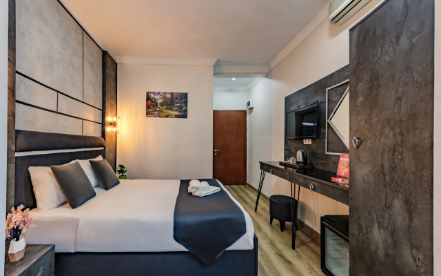 La Pazza Suites Hotel