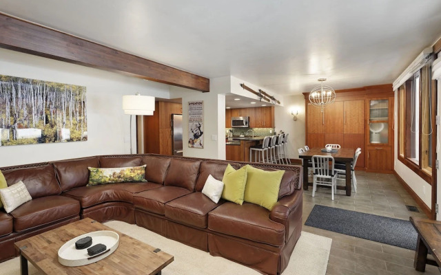 Fifth Avenue Condominiums by Frias