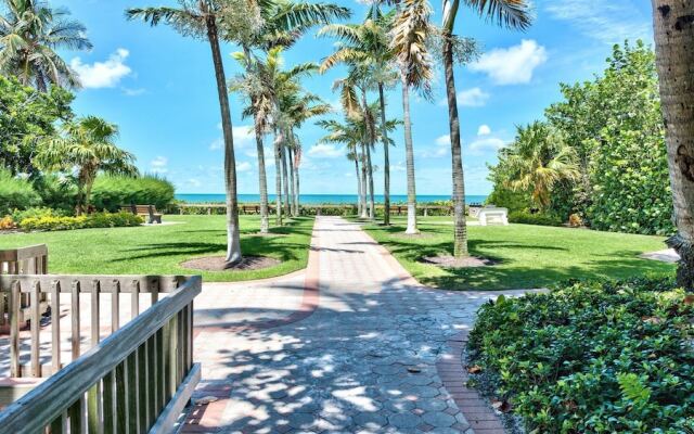 Le Monaco - Romantic 1 BR Condo Steps from 5th Ave S. Chic Coastal Retreat with King Bed and Beach Access. Perfect Location for Couples Near Dining, Shopping, and Naples Beach