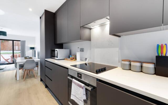 Modern 4 Bedroom House 03 With Parking in Farnham