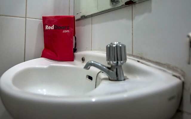 RedDoorz near RS Husada