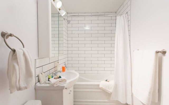 Charming Montreal 3 bdr Apartment Next to Subway