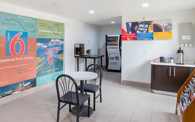 Motel 6 Grand Prairie, TX - Near Six Flags Drive