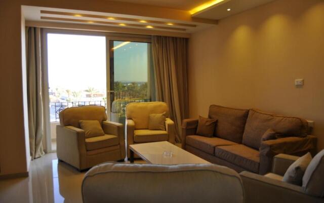 luxury Two bedroom Apartment with sea view