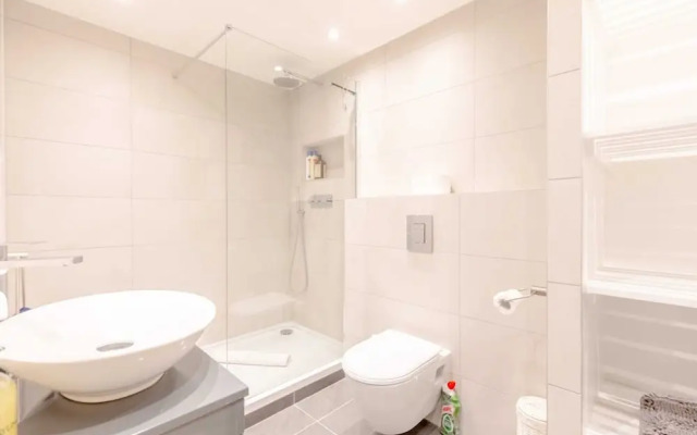 Beautifully Presented 2BD Flat W/patio- Kensington
