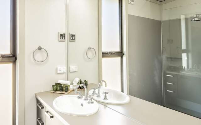 Ecocrackenback 18 'Sustainable, luxurious chalet close to the slopes.'