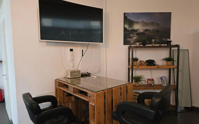 Luftiges Upcycling Studio im EG - Zentral