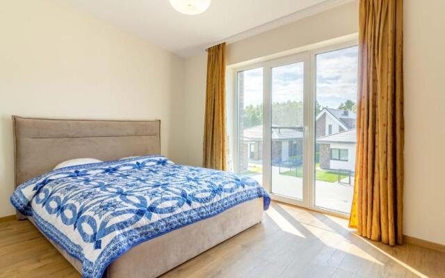 Green Acres Apartment, By cohost