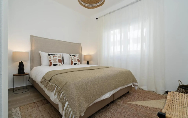 Amazing Beach House with Balcony (Free WI-FI)