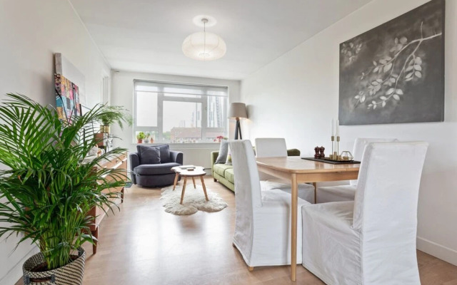 Lovely 2 Bed Apartment w Balcony nr River Thames