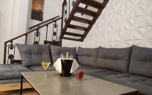 A Unique 3-4 bedrooms house in OLD TOWN