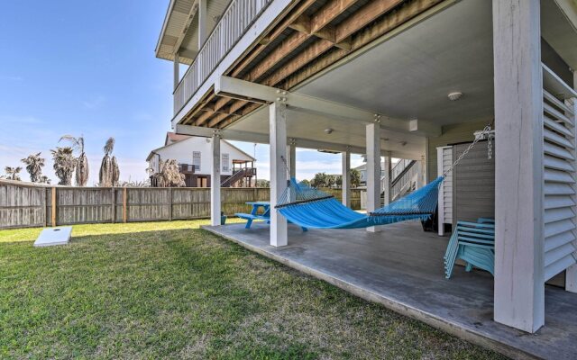 Walk to Galveston Beach: Pet-friendly Home