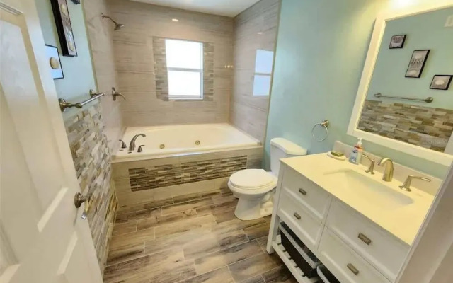 Heated Pool, Jacuzzi & Sauna! Tampa, FL