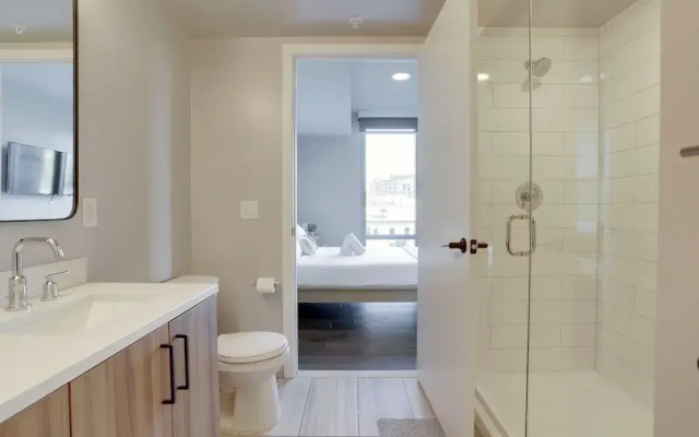 Stylish Apartment Steps from the Metro