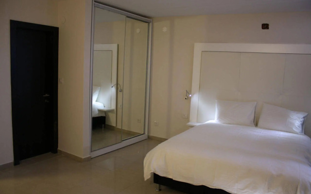 Rich Royal Suites