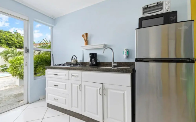 Poolside 1-bed Near Palm Beach