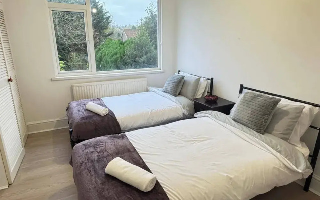 Charming Luton Home for Families & Business Stays