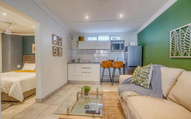 Hampton Collection - Trendy 2 Sleeper Apartment with Pool