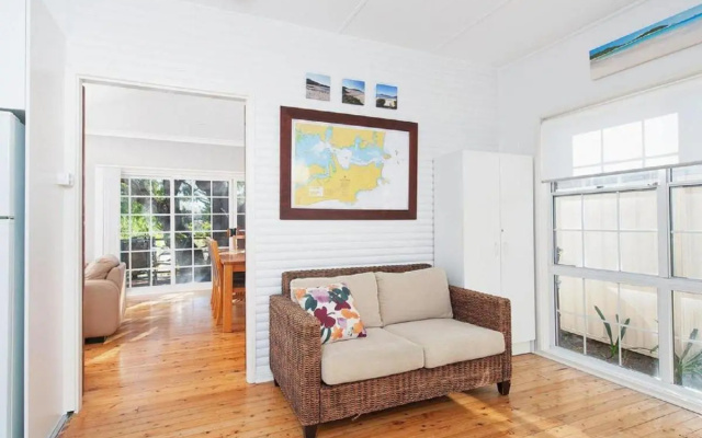 'The Croft' 11 Boulder Bay Rd - Cosy Beach House with Aircon & only 270m to the Beach – Balcony – Fingal Bay