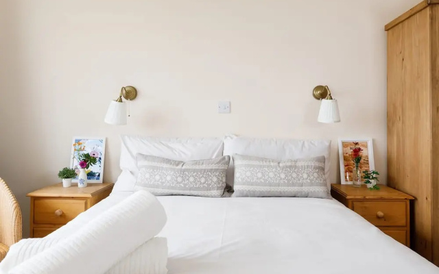 Sunny Seafront Chalet - Sleeps 6
