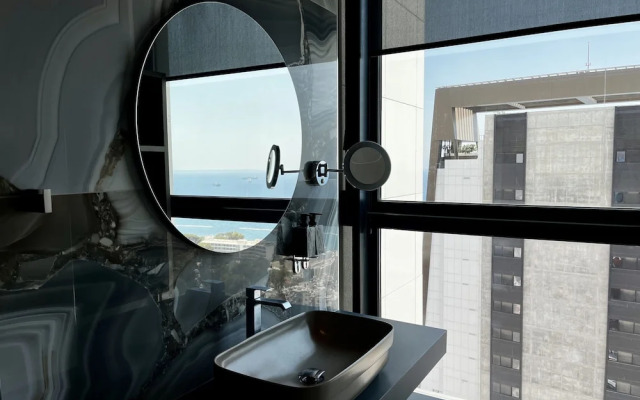 128 LIM - 2002 Stay Only Tower Suite