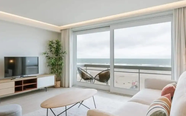 Pleasant Apartment With Frontal sea View