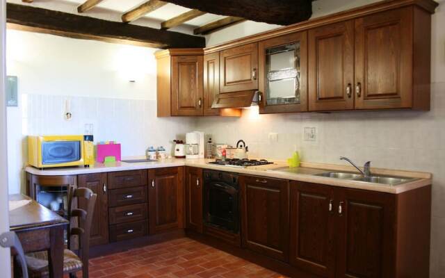 Stunning private villa with private pool, WIFI, TV, pets allowed and parking, close to Cortona