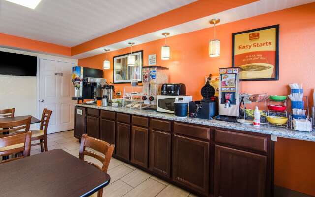 Econo Lodge Near Motor Speedway