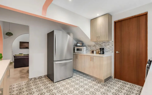 Chic Apartment Pool Parking in Central Condado