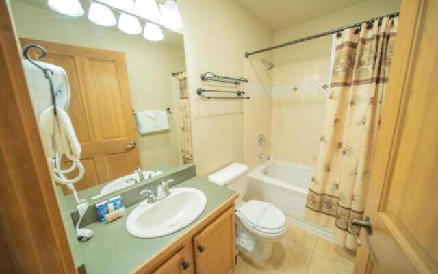 Arapahoe Lodge by SummitCove Vacation Lodging