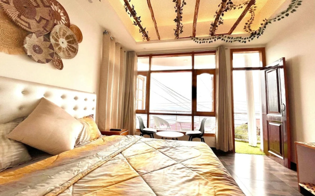 Siesta Homestay 1BR - balcony in shimla
