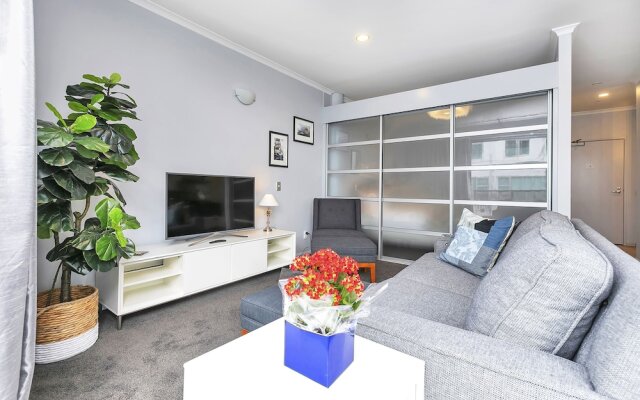 Deluxe Waterfront & City Apartment
