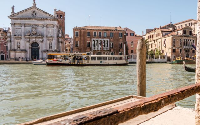 Admiral Emo Palace Over Canal Grande