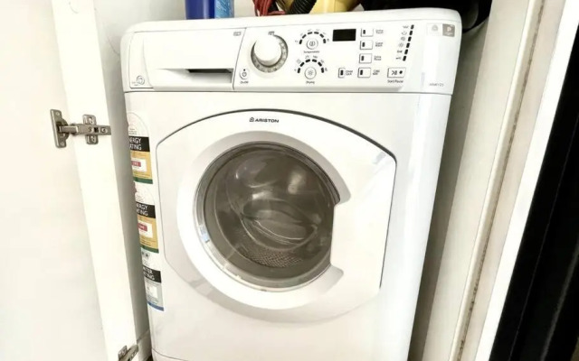1 Bedroom Modern Apartment Near Crown and CBD