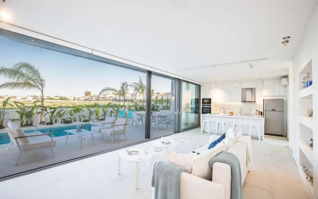 Villa Charlize AQ WP7