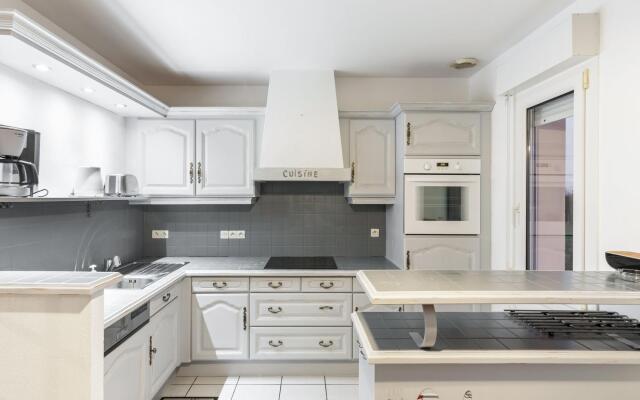 Tranquil Holiday Home in Englesqueville-la-percee With Garden