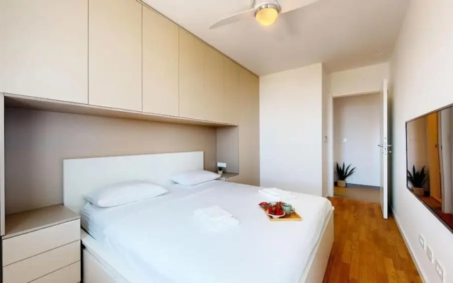Mika's 2-Bedroom Seaview Flat & Parking