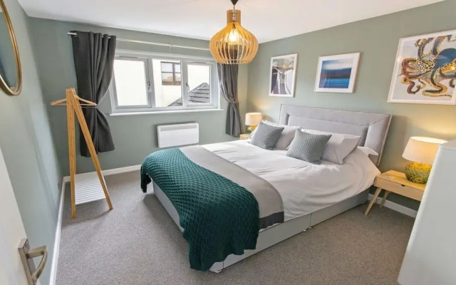 Oceanside Sleeps 6 Walk to Beach & Stylish
