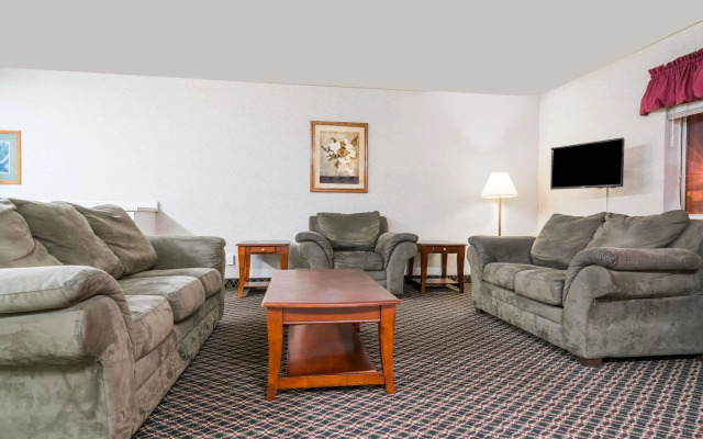 Super 8 by Wyndham Fargo/I-29/West Acres Mall