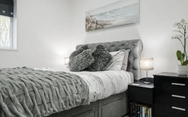Sandybanks - Stylish apartment on Torquay promenade
