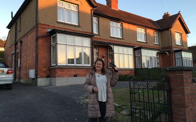 10 Bedroom Home In Glastonbury Beautiful Garden