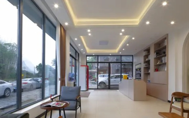 Yingyue Riverside Boutique Homestay