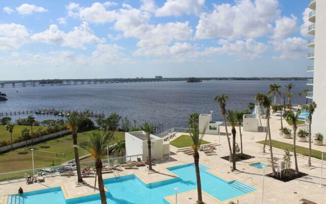 3000 Oasis Grand Blvd #803