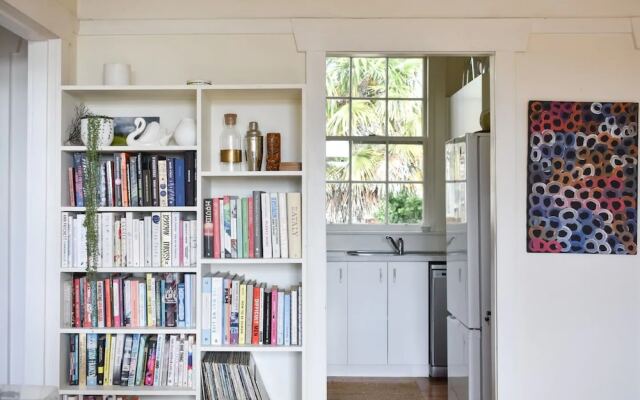 1930s Character 1 Bedroom Apartment With Sky Tower Views